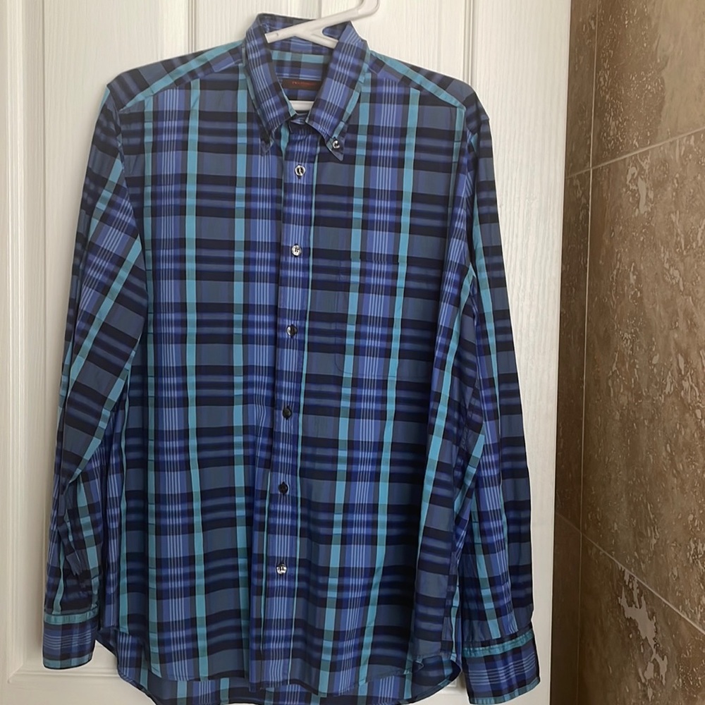 Men’s casual shirt.